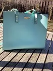 Bolso de Mano Trina Turk Pastel Azul Cielo Preppy Romántico Vegano