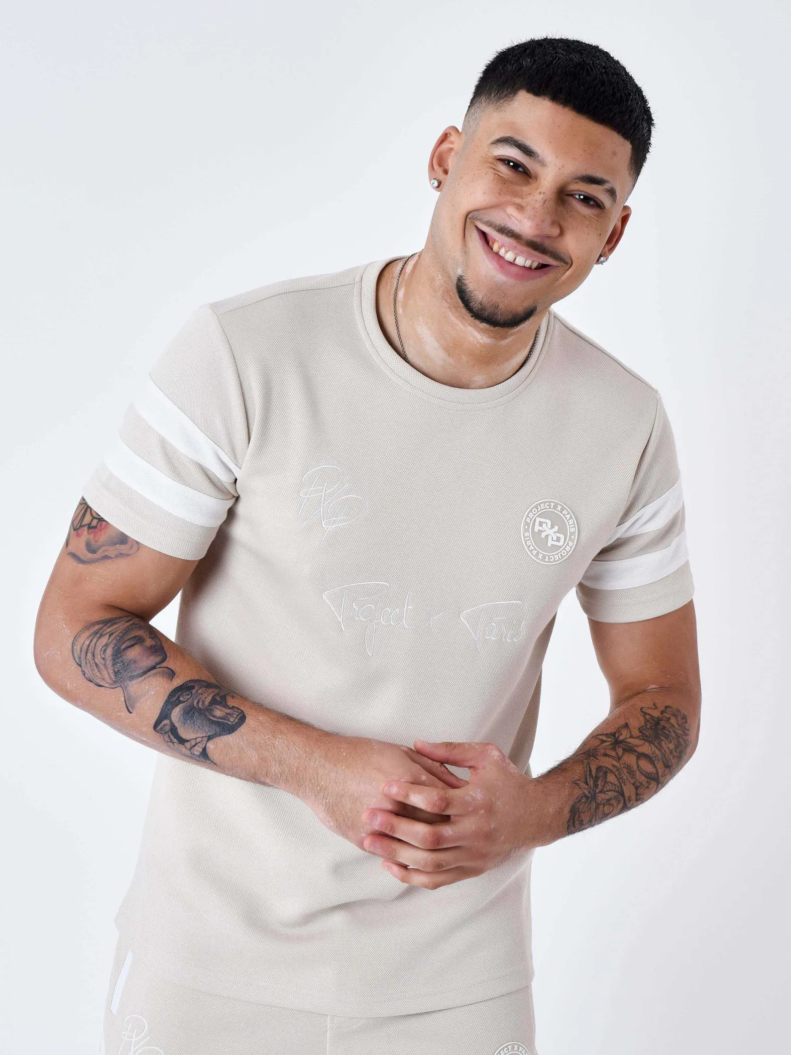 Camiseta con banda cosida