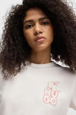 Camiseta de algodón con estampado gráfico de la temporada