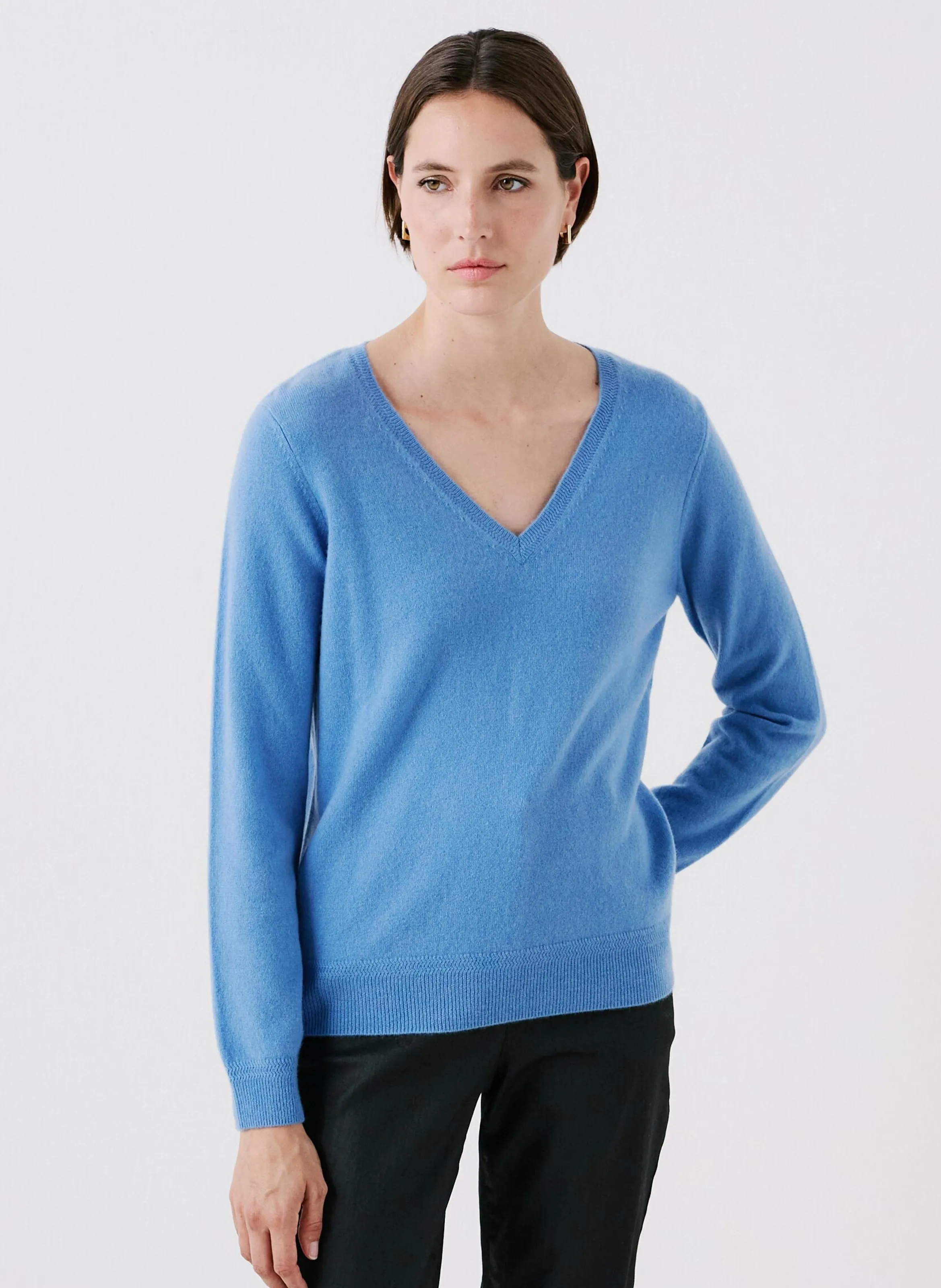 CAROLL MARIANNE2  JERSEY AJUSTADO CON CUELLO EN V DE CACHEMIRA EN AZUL