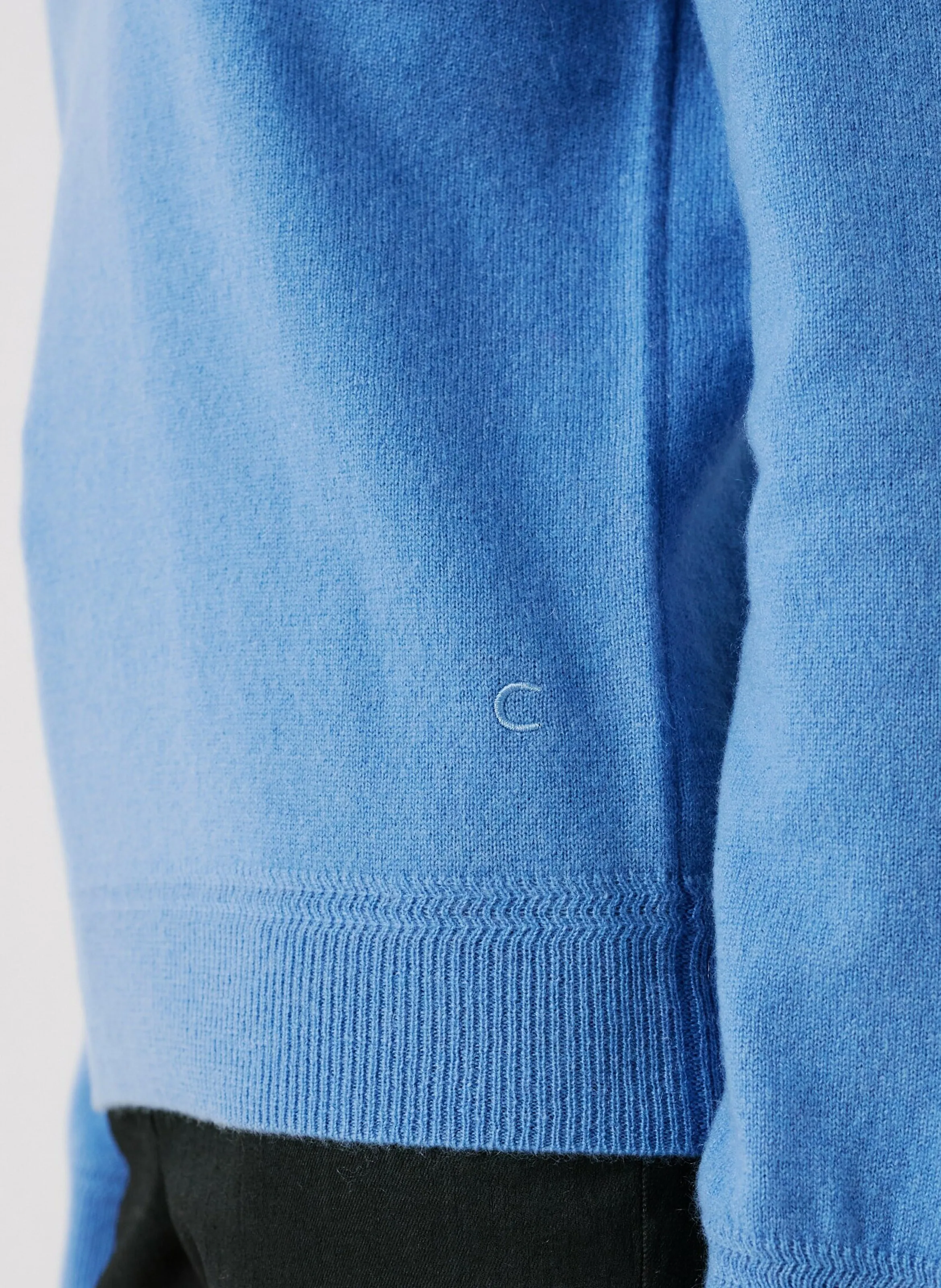 CAROLL MARIANNE2  JERSEY AJUSTADO CON CUELLO EN V DE CACHEMIRA EN AZUL