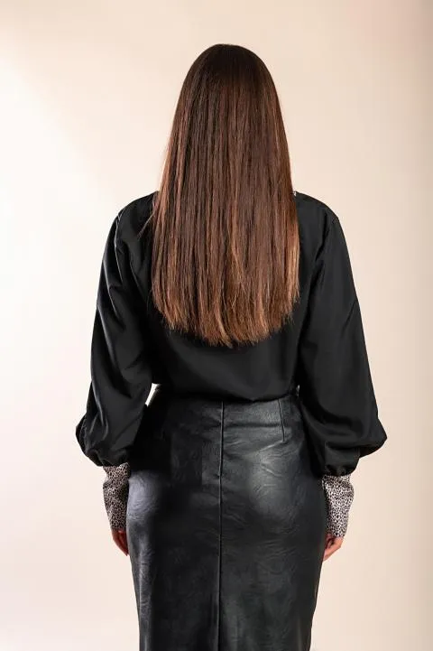 Elegante blusa con estampado de leopardo Polina, negra