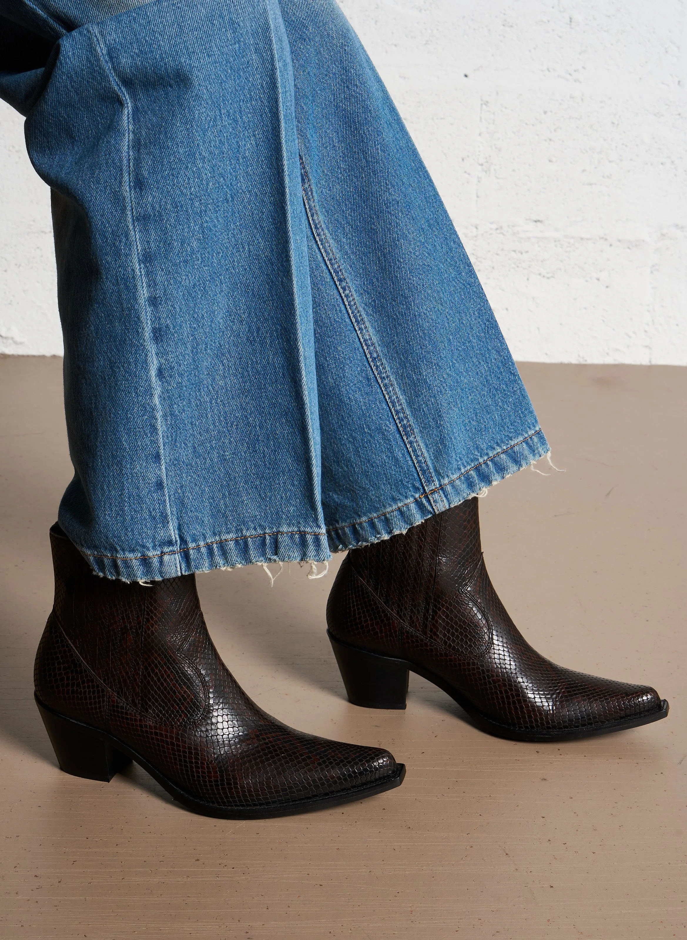 FREE LANCE SIBELLE 50  BOTíN WESTERN CHELSEA DE CUERO ESTAMPADO DE SERPIENTE EN MARRON
