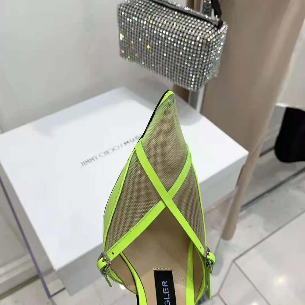 Jimmy Choo Zapatos de tacón con correa Mugler para mujer, charol amarillo neón y zapatos de tacón de malla con correas