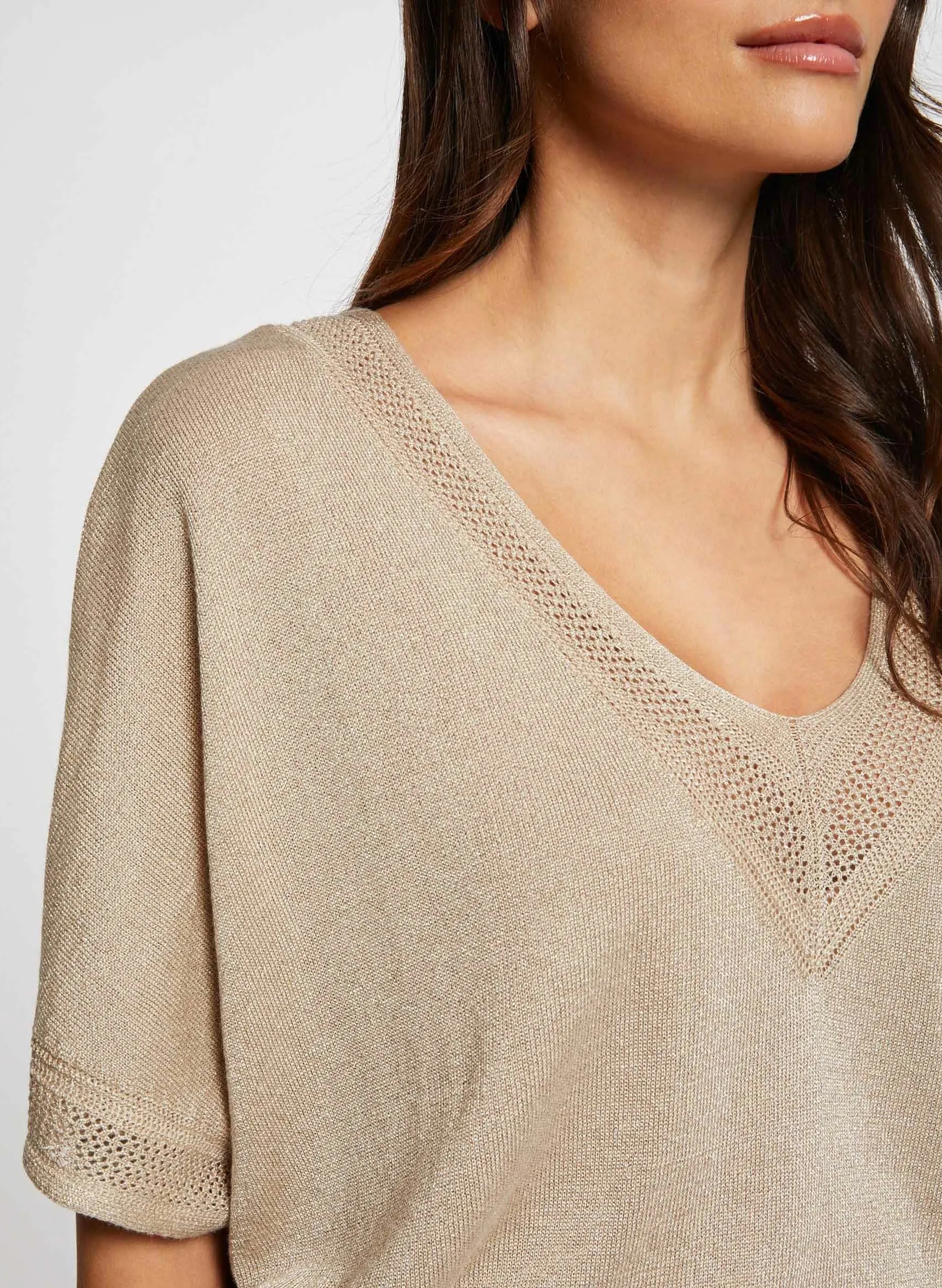 MCHRIS  JERSEY RECTO CON CUELLO DE PICO Y DETALLE METALIZADO EN BEIGE