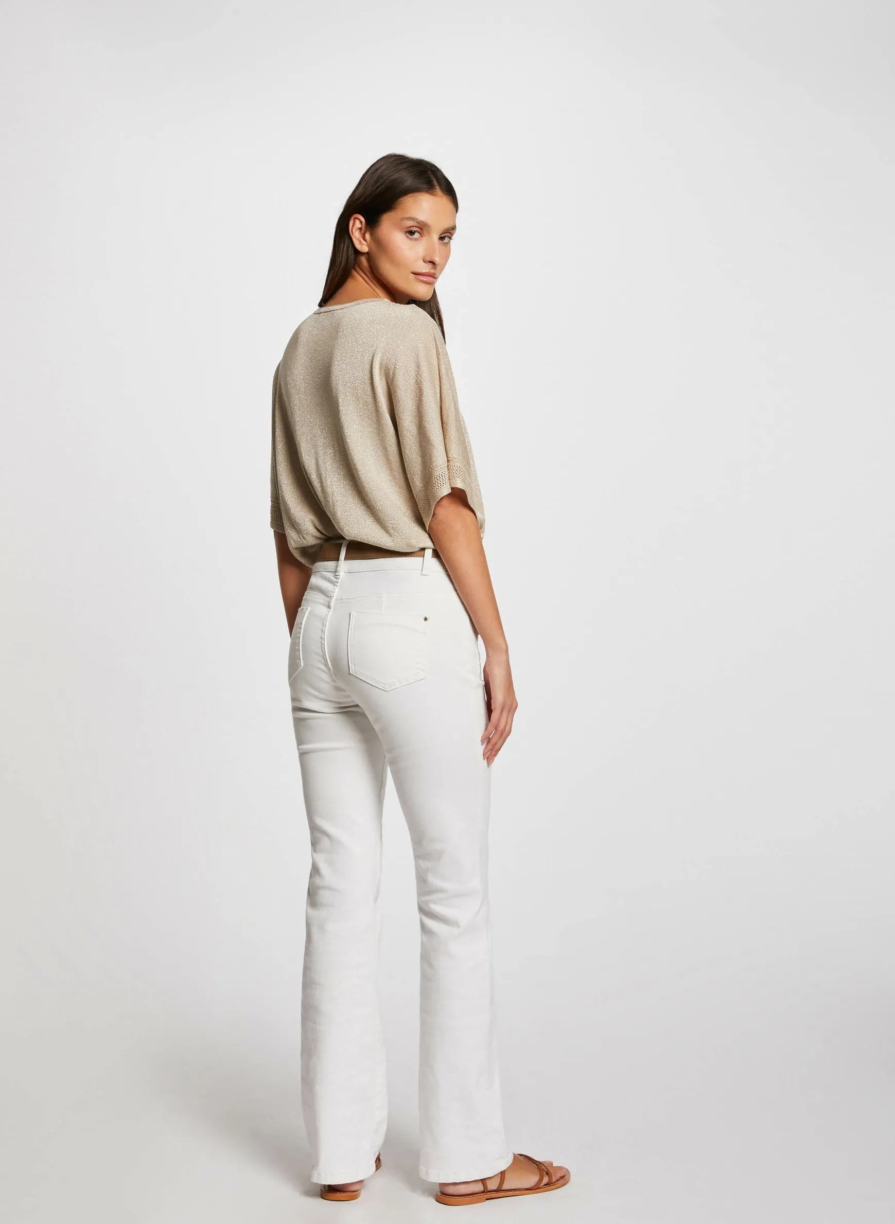 MCHRIS  JERSEY RECTO CON CUELLO DE PICO Y DETALLE METALIZADO EN BEIGE