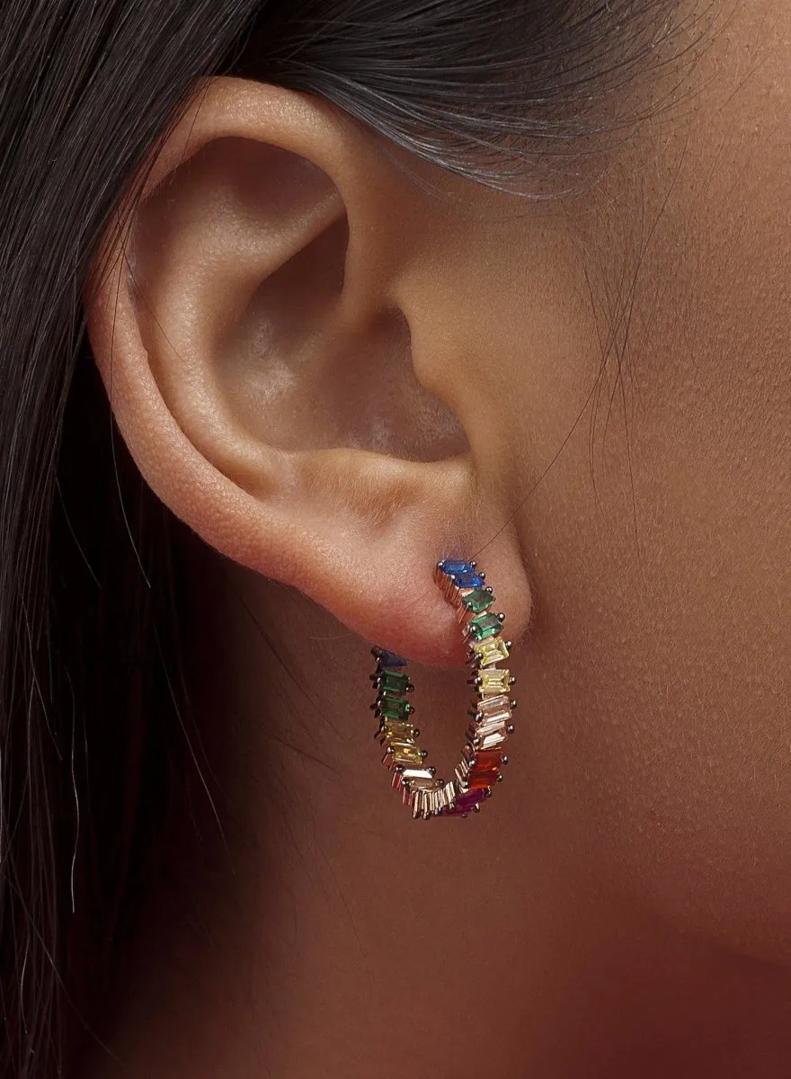 Pendientes aros con piedras multicolores dispuestas irregularmente baados en oro