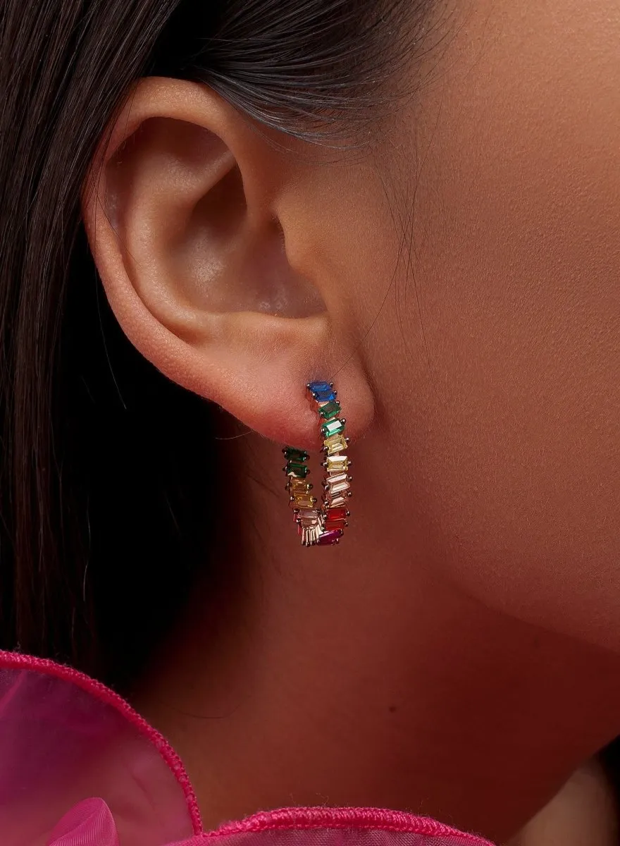 Pendientes aros con piedras multicolores dispuestas irregularmente baados en oro