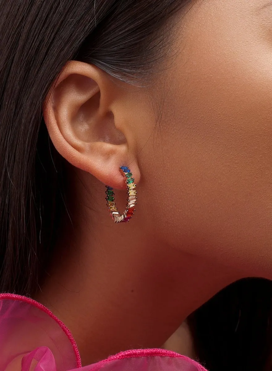 Pendientes aros con piedras multicolores dispuestas irregularmente baados en oro