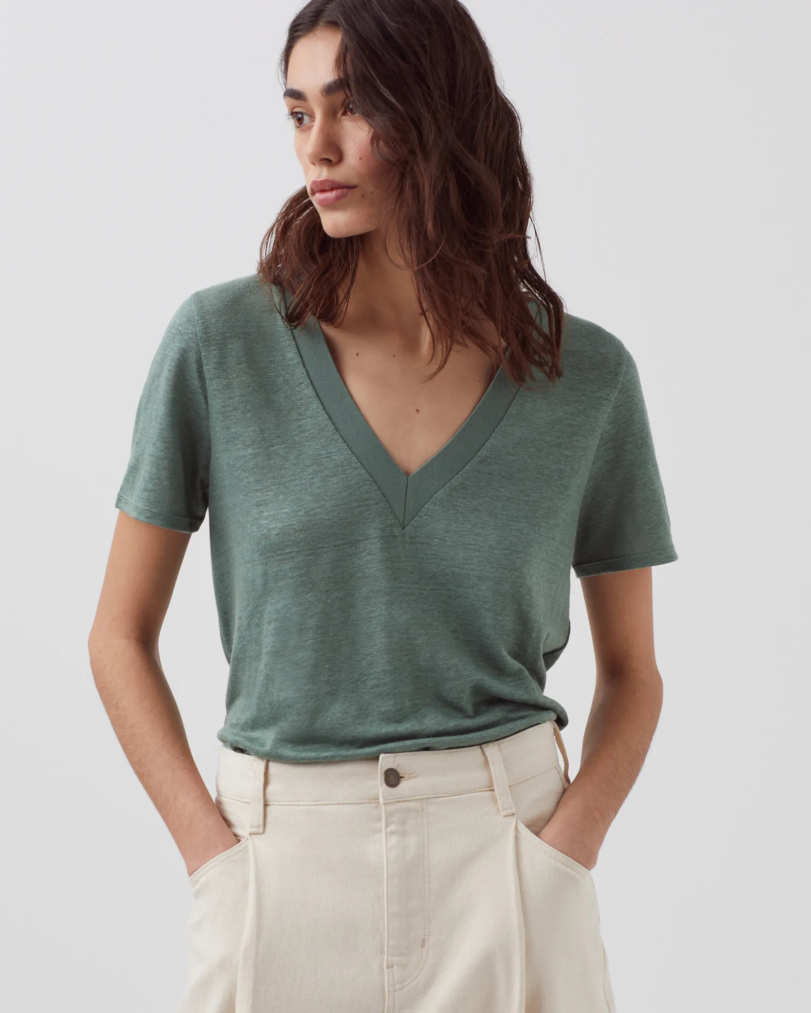 SARAH  CAMISETA DE LINO CON CUELLO DE PICO DARKFOREST