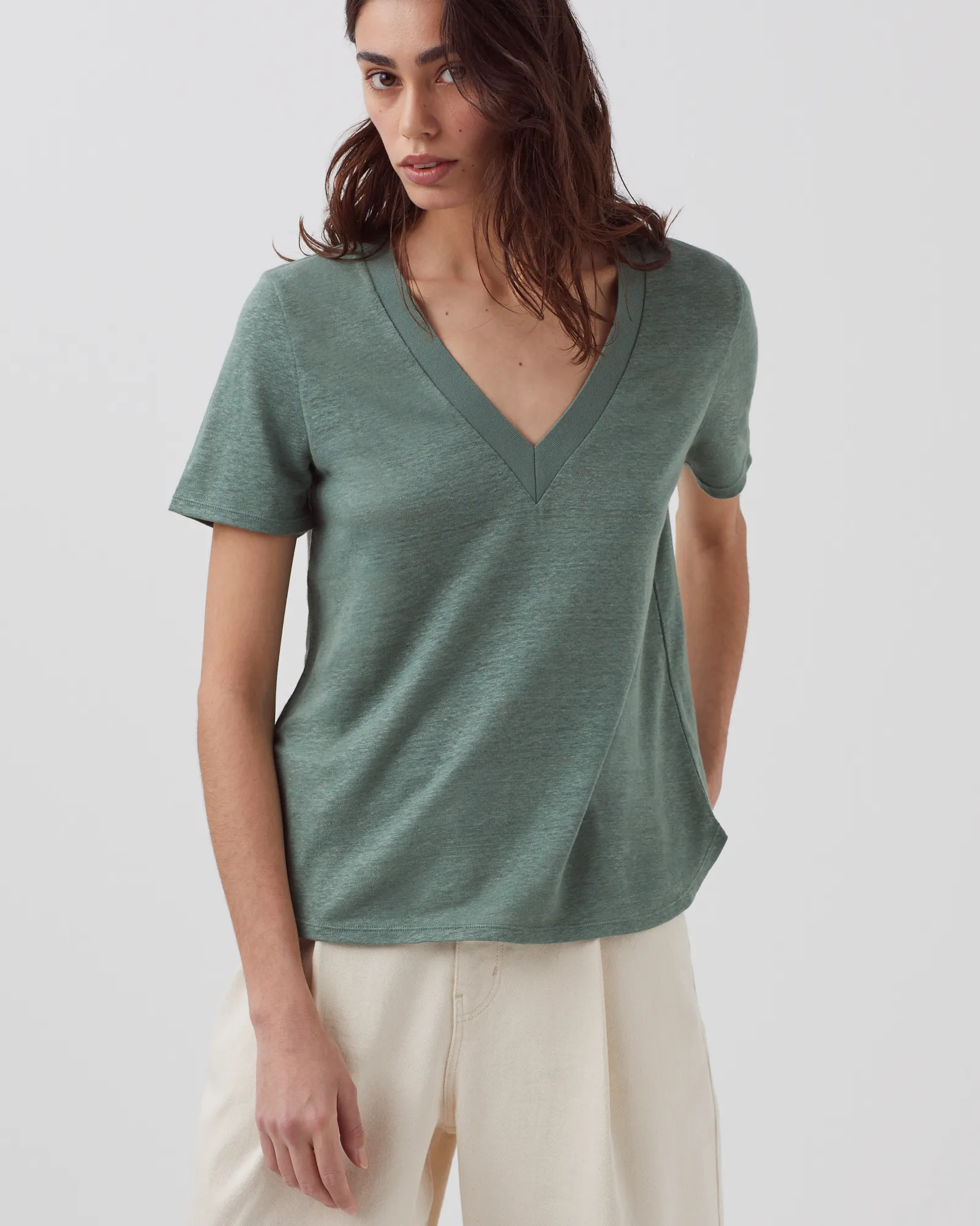 SARAH  CAMISETA DE LINO CON CUELLO DE PICO DARKFOREST