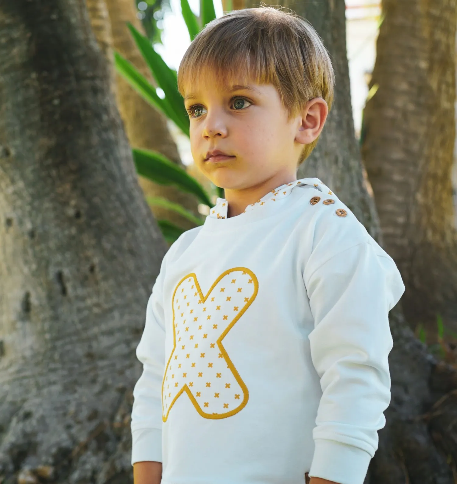 Sudadera blanca y amarilla Colección Cruces