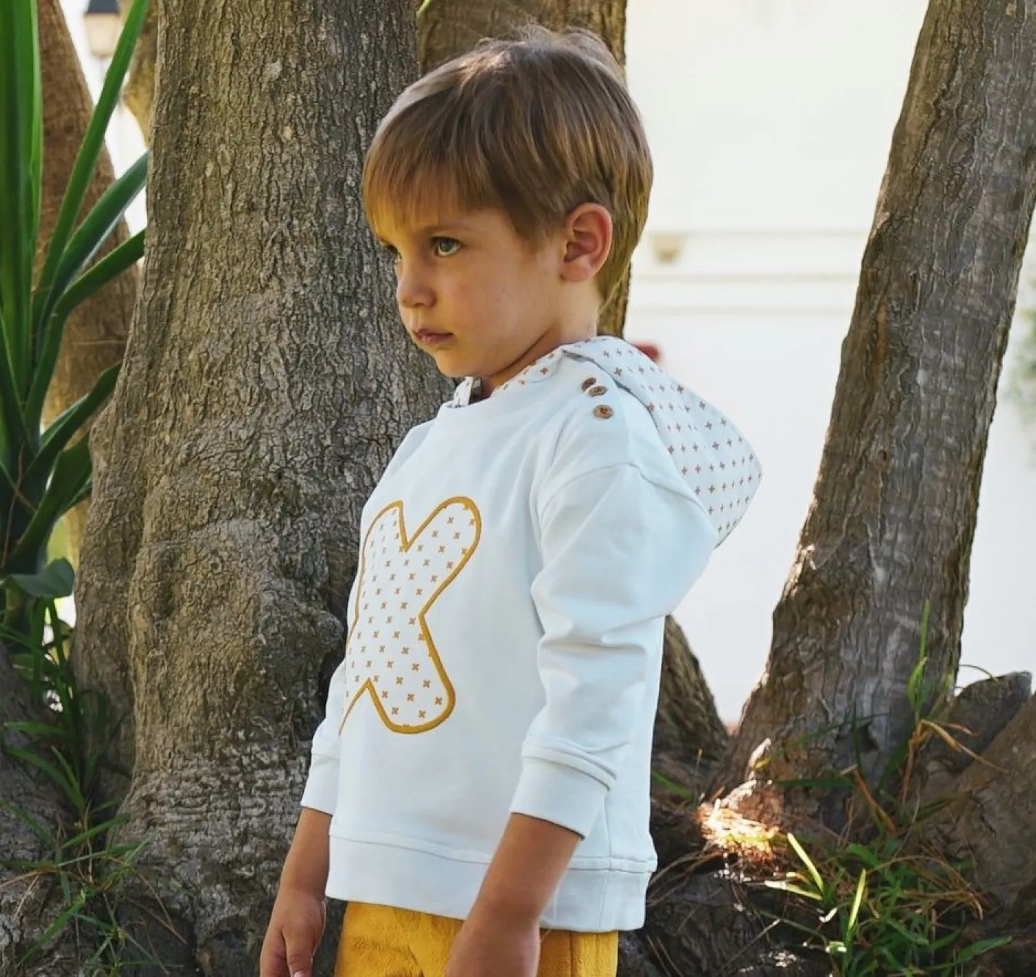 Sudadera blanca y amarilla Colección Cruces