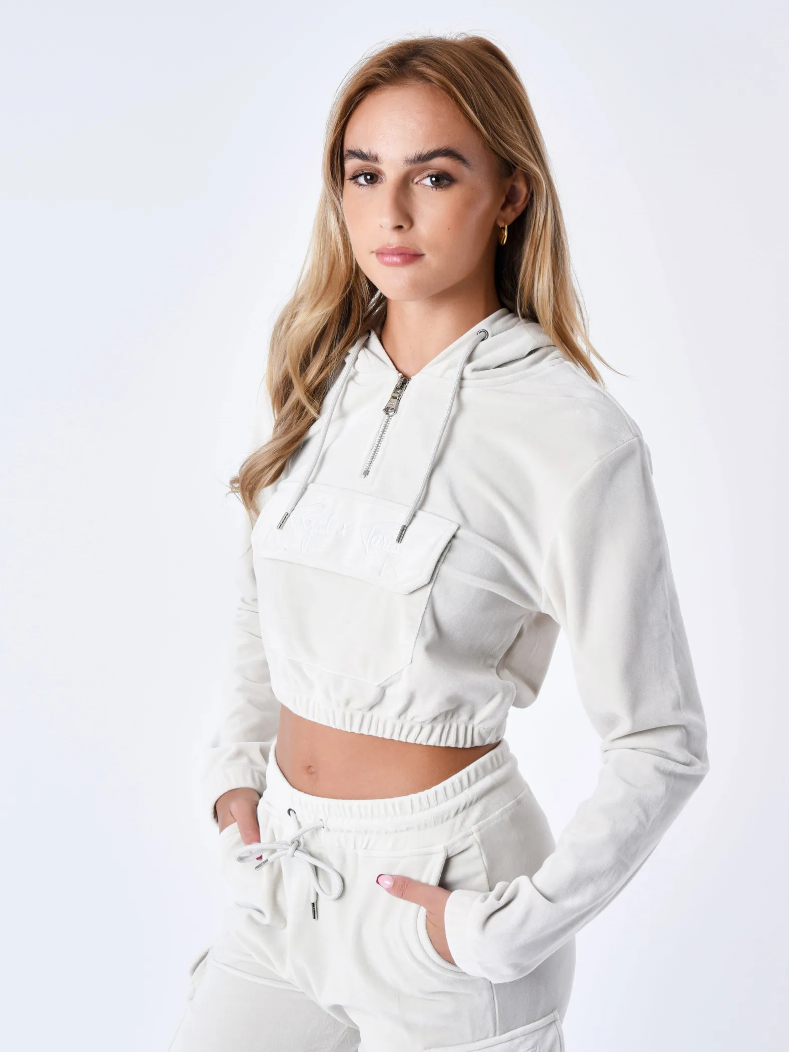 Sudadera corta de terciopelo con capucha