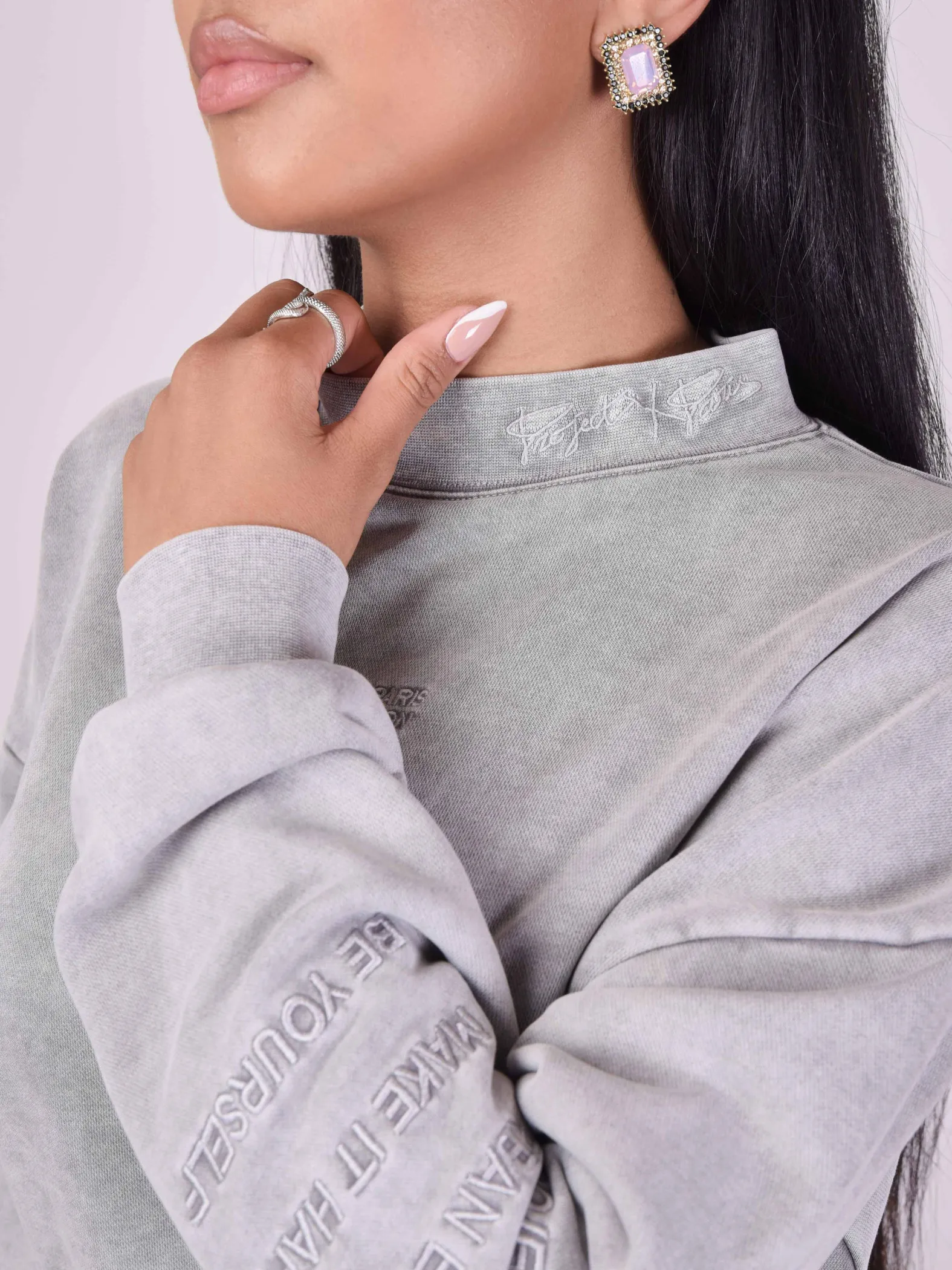 Sudadera desteñida de cuello alto