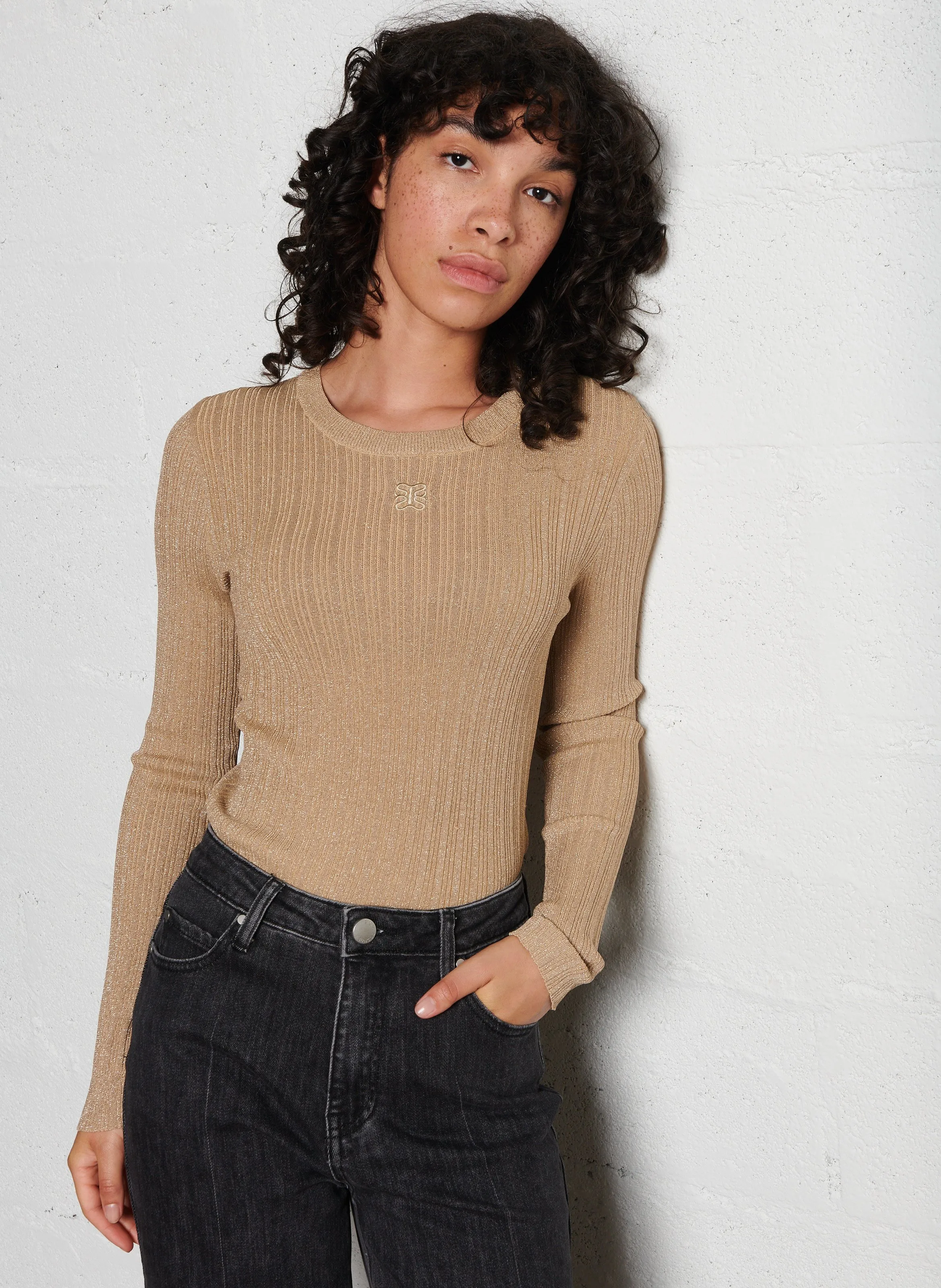 SUNCOO PRAVEG  TOP AJUSTADO CUELLO REDONDO CON LENTEJUELAS EN BEIGE