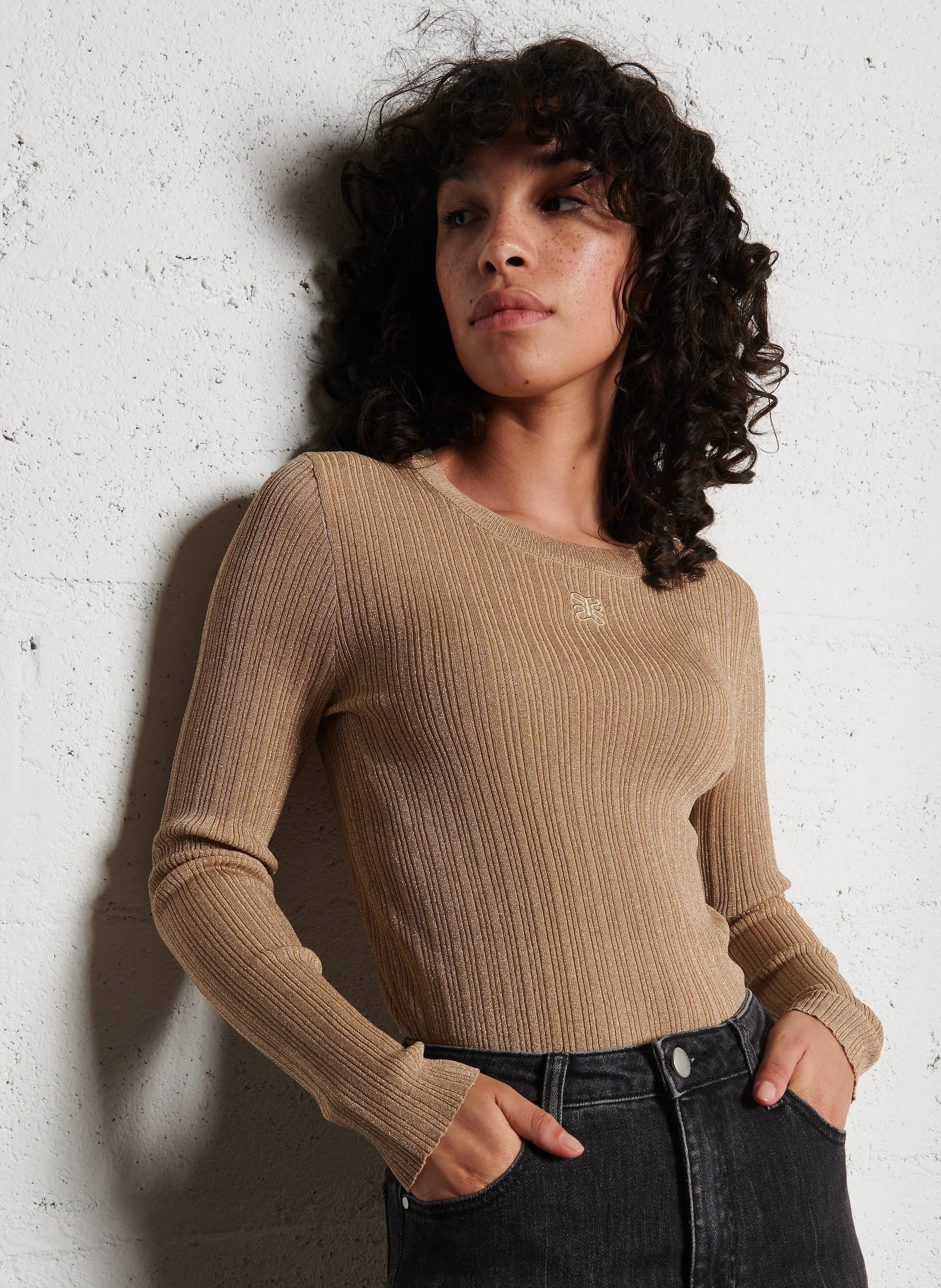 SUNCOO PRAVEG  TOP AJUSTADO CUELLO REDONDO CON LENTEJUELAS EN BEIGE